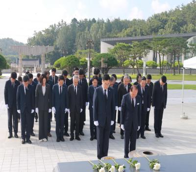 '24.8.4. 박찬대 더불어민주당 대표 대행 등 참배 이미지