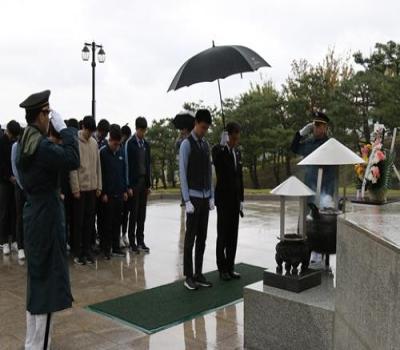 경원고등학교 학생 참배 이미지