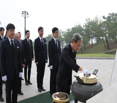 국립영천호국원 직원 현충탑 참배 및 무연고 묘소 돌보기 이미지