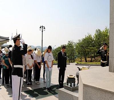 한울안중학교 학생 참배 이미지