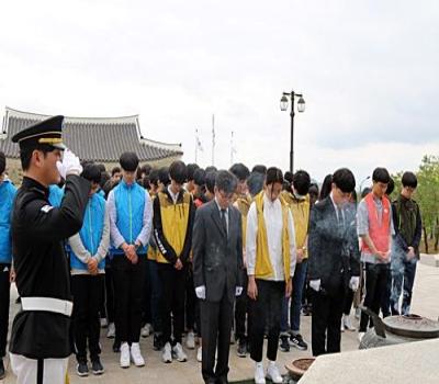 경북과학고등학교 학생 참배 이미지