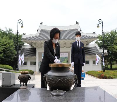 대한민국전몰군경미망인회 서울영등포구지회장 참배 이미지