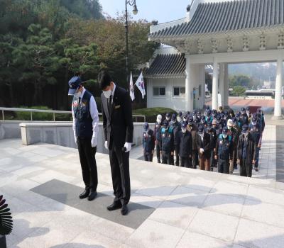 대한민국상이군경회 강릉시지회장 참배 이미지