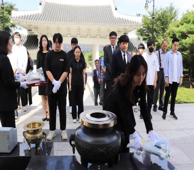 유엔군 참전의 날 직원 및 세무고 학생 합동 참배 이미지