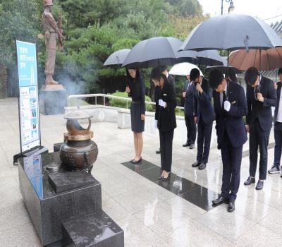 전 직원 참배 및 무연고 묘소 헌화 참배 이미지