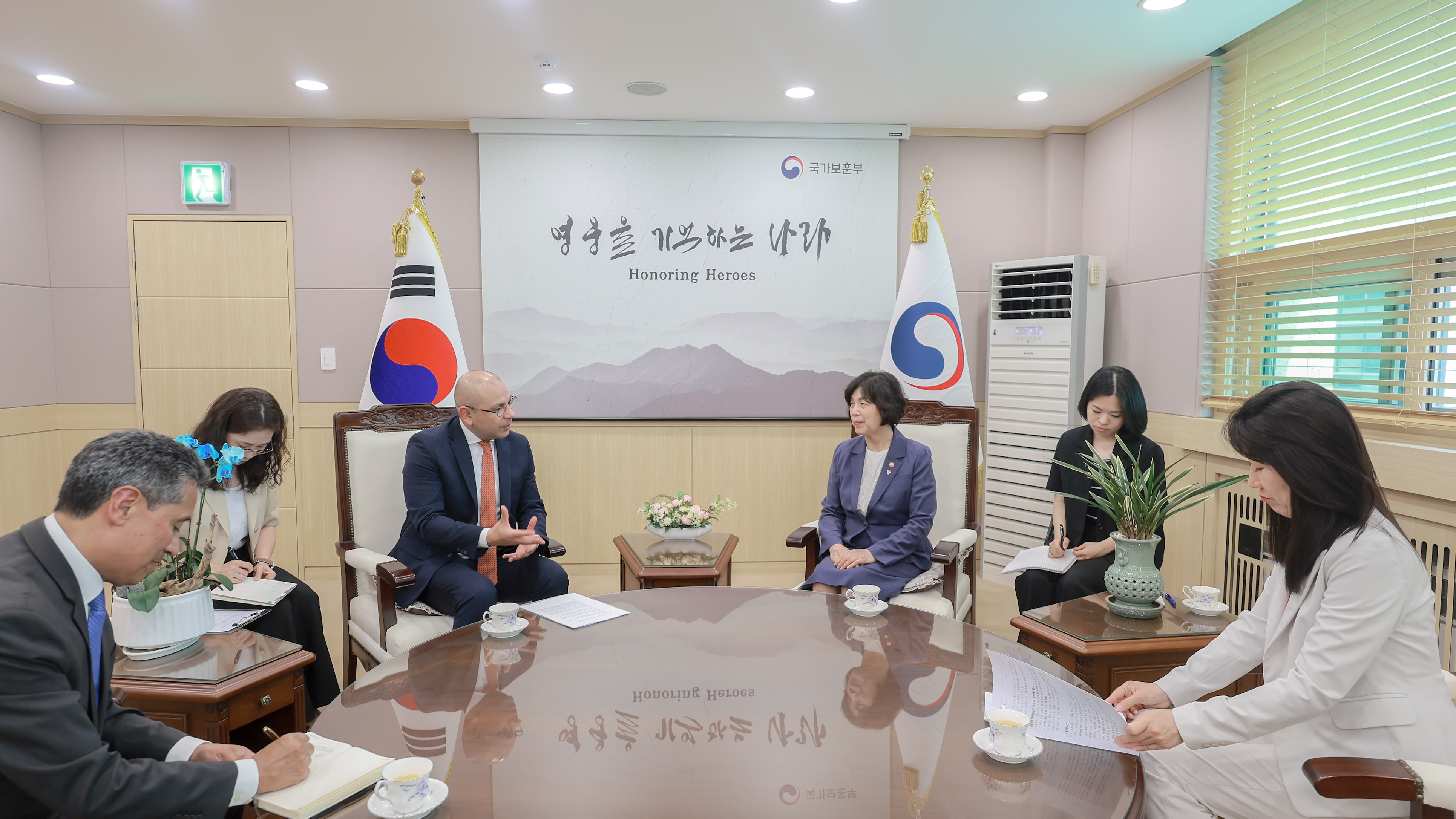 Minister Kang met with Colombian Ambassador to Korea Alejandro Pelaez 이미지