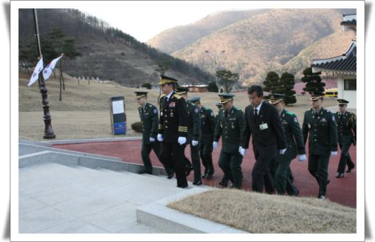 제201특공여단장 새해맞이 현충탑 참배 이미지