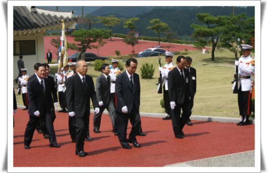 한승수 국무총리 영천호국원 참배 이미지